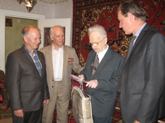 В Центральном районе героя поздравили с юбилеем