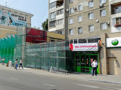В Центральном районе продолжаются работы по приведению в порядок фасада и входной группы торговой сети «Пятерочка»