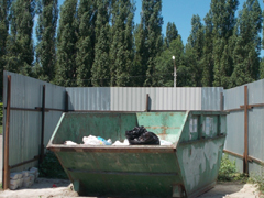 В Железнодорожном районе контейнерные площадки оборудуют трехсторонним ограждением