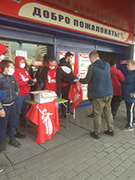 В Железнодорожном районе волонтеры организовали безвозмездную выдачу защитных масок В Железнодорожном районе волонтеры организовали безвозмездную выдачу защитных масок