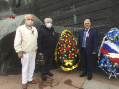 Представители Координационного совета по вопросам межнациональных и межконфессиональных отношений возложили венки и цветы к Вечному огню и братской могиле Представители Координационного совета по вопросам межнациональных и межконфессиональных отношений возложили венки и цветы к Вечному огню и братской могиле