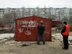 В районах города проходят мероприятия по демонтажу незаконно установленных временных сооружений и рекламных конструкций