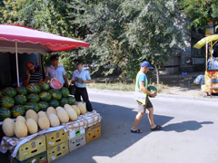 В Ленинском районе продолжают бороться с незаконной торговлей