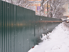 В Железнодорожном районе завершилась установка нового ограждения вдоль южного участка Казанского кладбища