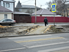 В Ленинском районе продолжают обустраивать подходы к переходам