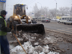 В ночь со 2 на 3 ноября на городских улицах работали 90 единиц снегоуборочной техники (информация на 10:00 3 ноября)