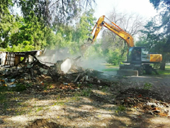 В Левобережном районе начался снос ветхих построек