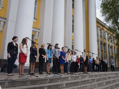 В Коминтерновском районе звучат песни Победы