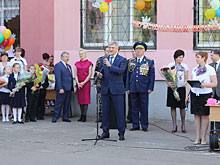 Александр Гусев поздравил школьников с праздником последнего звонка