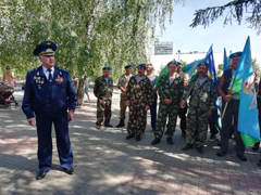 В Коминтерновском районе возложили венки и цветы к памятнику «Воронеж – Родина ВДВ»