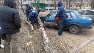 Спасатели ликвидируют последствия непогоды