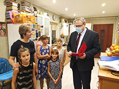 В Железнодорожном районе поздравили многодетных матерей В Железнодорожном районе поздравили многодетных матерей