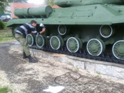 В Коминтерновском районе в микрорайоне Подгорное привели в порядок танк-памятник, установленный на улице Кирова