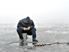 Зима только вступает в свои права, но рыбаки раньше срока решили открыть сезон твердой воды