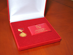 Многодетную семью Коминтерновского района наградили почетным знаком «За заслуги в воспитании детей» Многодетную семью Коминтерновского района наградили почетным знаком «За заслуги в воспитании детей»