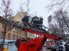 Сегодня в 9.00 поступило сообщение от очевидца, что человек висит на водосточной трубе, на уровне 3 этажа по адресу ул. Студенческая, д.30
