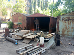 В Левобережном районе производится демонтаж незаконно установленных временных сооружений