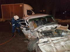 Спасатели деблокировали водителя и пассажира из искореженного автомобиля