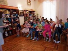 «На златом крыльце сидели…»