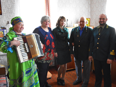 В Железнодорожном районе поздравили юбиляра, отметившего 80-летие в день рождения района