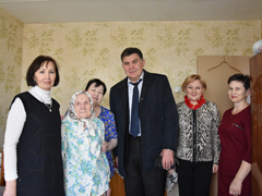 Руководитель управы Железнодорожного района поздравил ветерана войны со столетним юбилеем