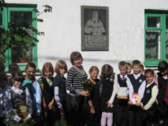 Литературно-исторический урок «Жизнь, прожитая не зря» провели сотрудники библиотеки семейного чтения №39 имени А.Н.Корольковой для учащихся СОШ №33 в преддверии Дня города у мемориальной доски воронежской сказительницы А.Н.Корольковой 